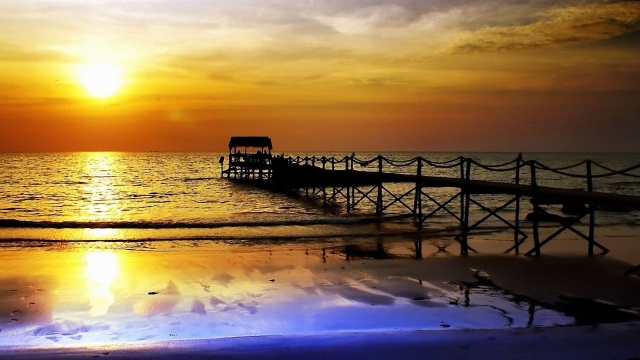 早报｜iPhone 15 Pro 支持录制空间视频／ChatGPT 版微型手机来了／腾讯将在中国独家代理 Meta VR 头显｜未来周报